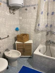 ein Badezimmer mit einem WC, einer Badewanne und einem Waschbecken in der Unterkunft HomeSea Trapani in Trapani