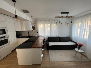 een keuken en een woonkamer met een bank bij Appartement 2 chambres en bord de mer 46m2 in Sète