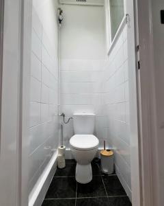 Big and cozy bedroom in Krakow في كراكوف: حمام مع مرحاض أبيض في الغرفة