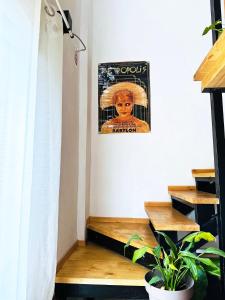 Pokój ze zdjęciem sombrero na ścianie w obiekcie My Wooden Apartments w Tiranie