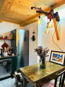 kuchnia z drewnianym stołem i lodówką w obiekcie My Wooden Apartments w Tiranie