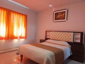 1 dormitorio con cama y ventana en HOSTAL espinoza, en Arequipa
