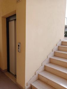 een trap naar een deur in een gebouw bij Casa Vacanze La Notte in Spello