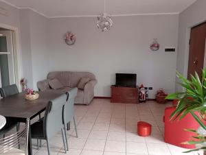 a living room with a table and a couch at Casa Vacanze La Notte in Spello