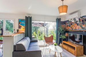 Μια τηλεόραση ή/και κέντρο ψυχαγωγίας στο VILLA - SPA JACUZZI - TERRASSES - CLIM & BBQ - La Valette-du-Var