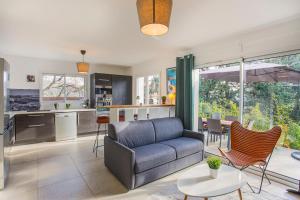Η κουζίνα ή μικρή κουζίνα στο VILLA - SPA JACUZZI - TERRASSES - CLIM & BBQ - La Valette-du-Var