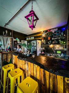 un bar con taburetes amarillos en un restaurante en Yunga en Salta