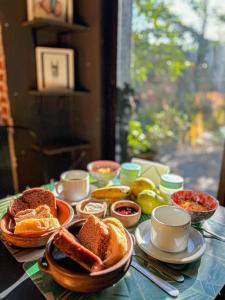 una mesa cubierta con platos de pan y otros alimentos en Yunga en Salta
