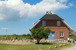 ガガーにあるLandhaus Gager - 100 m zum Yachthafenの青い戸付きのレンガ造りの家