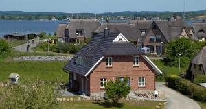 ガガーにあるLandhaus Gager - 100 m zum Yachthafenの黒屋根の小さなレンガ造りの家
