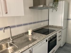 una cocina con fregadero y encimera en Sol y playa Sanlúcar, en Sanlúcar de Barrameda