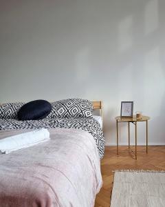 سرير أو أسرّة في غرفة في Big and cozy bedroom in Krakow