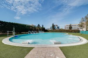Bazén v ubytovaní BAH Barcelona Airport Hotel alebo v jeho blízkosti