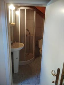 een badkamer met een douche, een wastafel en een toilet bij Οι Φωλίτσες in Nafpaktos