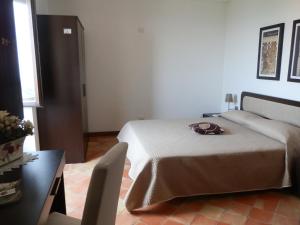1 dormitorio con cama, mesa y mesa en Agriturismo Ai Monaci en Montano Antilia