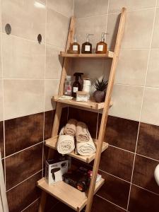 a wooden shelf in a bathroom with towels at Apartman Puket in Kraljevo