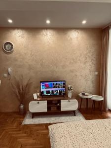 A television and/or entertainment centre at Apartman Puket