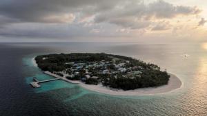 une île au milieu de l'océan dans l'établissement Velaa Garden View, Fodhdhoo- Maldives, à Fodhdhoo