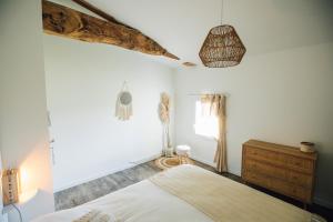 1 dormitorio con 1 cama y luz colgante en Le Clos De L'olivier, en Grézac