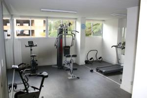 un gimnasio con cintas de correr y máquinas en una habitación en Torre Marfil piso 12, en Punta del Este