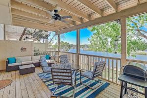 a screened porch with a couch and chairs and a table at Full Moon Harbor in Horseshoe Bay