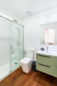 een badkamer met een douche, een toilet en een wastafel bij El Sol,10 in La Laguna