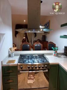 Il comprend une cuisine équipée d'un four et de plaques de cuisson. dans l'établissement Val quirico La Mia Casa Hermoso Depto, 