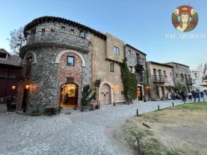 a large stone building on the side of a street at Val quirico La Mia Casa Hermoso Depto in Nativitas