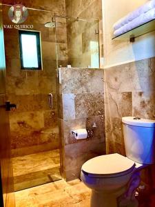 La salle de bains est pourvue d'une douche et de toilettes. dans l'établissement Val quirico La Mia Casa Hermoso Depto, 