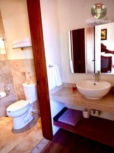 La salle de bains est pourvue de toilettes blanches et d'un lavabo. dans l'établissement Val quirico La Mia Casa Hermoso Depto, 
