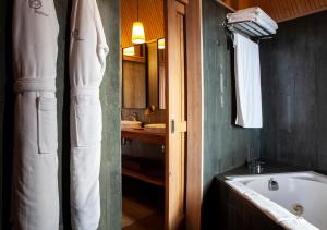 Bilik mandi di Explora en Rapa Nui - All Inclusive