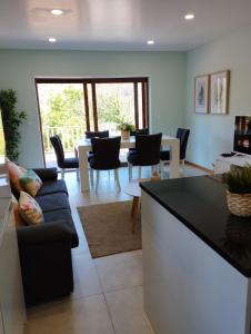 ein Wohnzimmer mit einem Sofa und einem Tisch in der Unterkunft Quinta da Casa Matilde - NATURE HOUSE in Geres