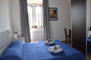 Un dormitorio con dos toallas en una cama. en Villa Campana free private parking, en Turín