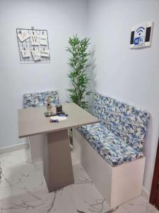 a desk and a chair with a plant in a room at Loft no Cond. Mata Atlântica in Volta Redonda