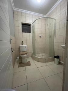 y baño con ducha y aseo. en Yello guest house, en Vanderbijlpark