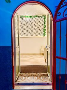 羅迪－加爾加尼科的住宿－Luxury Sea House，通往蓝色墙壁的房间的敞开的门