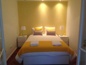 1 dormitorio con 1 cama grande y 2 mesitas de noche en 4U Lisbon II Guesthouse, en Lisboa