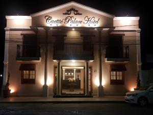 Un escaparate de un edificio por la noche en Caetité Palace Hotel, en Caetité