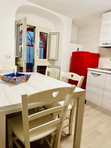 eine Küche mit einem Tisch und Stühlen im Zimmer in der Unterkunft Luxury Sea House in Rodi Garganico