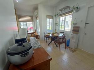 uma cozinha e sala de jantar com um aparelho sobre uma mesa em The Boho-Chic Staycation House em Dao