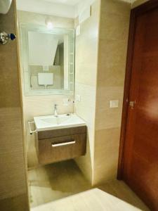 Luxury Sea House في رودي غارغانيكو: حمام مع حوض ومرآة