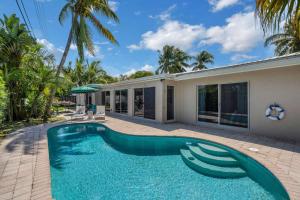Kasa Mariposa Fort Lauderdale في فورت لاودردال: مسبح في الحديقة الخلفية للمنزل