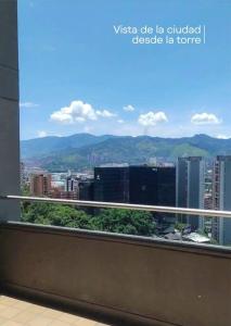 einen Balkon mit Stadtblick in der Unterkunft Great location with office near to everything self-checking pool& gym in Medellín