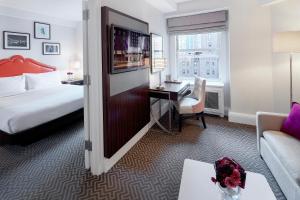 ニューヨークにあるThe Lexington Hotel, Autograph Collectionのベッドとデスクが備わるホテルルームです。