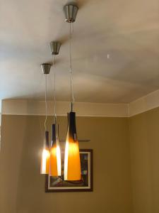 愛爾巴桑的住宿－Sunshine Place，吊在天花板上的一组灯