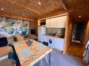 una cucina con tavolo e piano di lavoro di Casa Di Legnu a Bastia