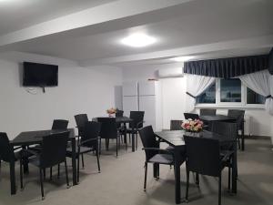 TV a/nebo společenská místnost v ubytování GREY VILLAS