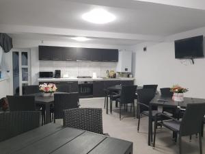 Kuchyň nebo kuchyňský kout v ubytování GREY VILLAS