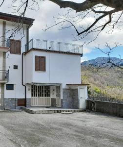 ein weißes Gebäude mit Balkon darüber in der Unterkunft Montemar in Polvica