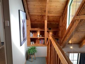 - un escalier dans une maison dotée de plafonds en bois dans l'établissement Ridley Manor, à Ohakune